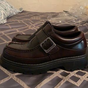 Retro 90’s platform dressing shoes
